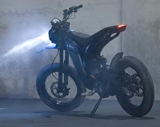 Карбоновая рама и 10 кВт в пике: представлен электромотоцикл Solar E-Clipse 2.0